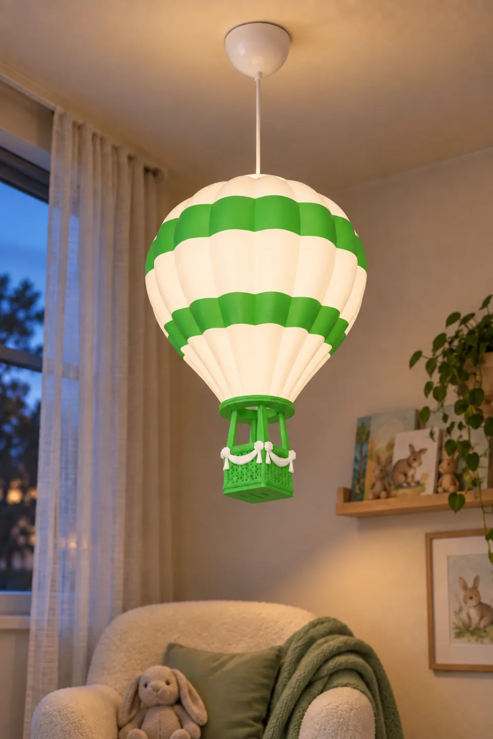 Yeşil Sıcak Hava Balonu Avize akşam okuma köşesinde yanarken