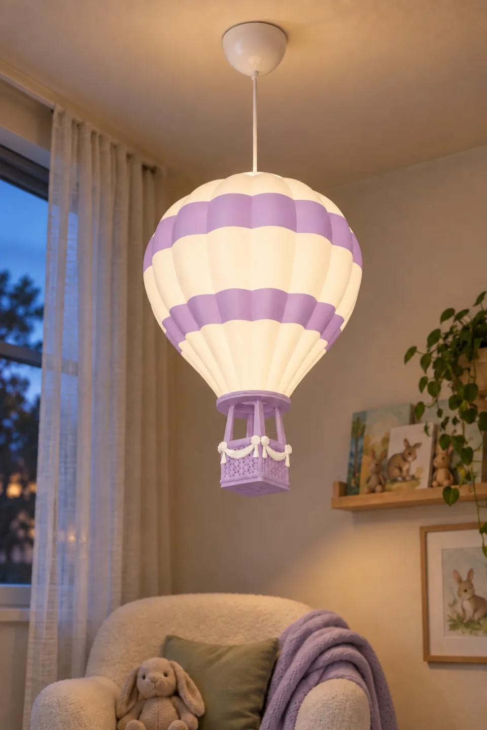 Lila Sıcak Hava Balonu Avize akşam okuma köşesinde yanarken