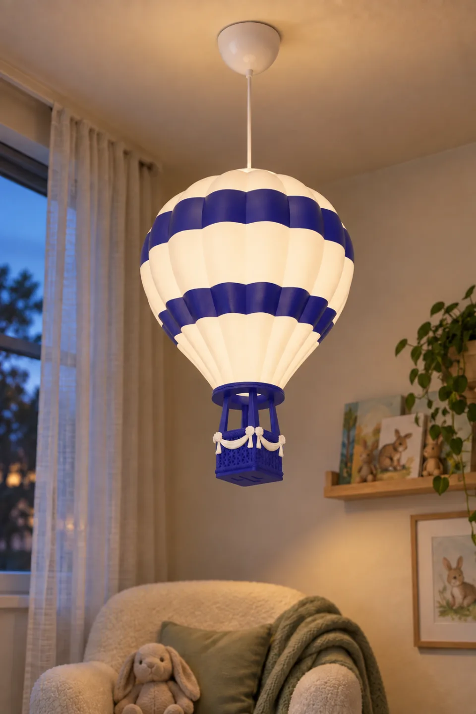 Lacivert Sıcak Hava Balonu Avize akşam okuma köşesinde yanarken
