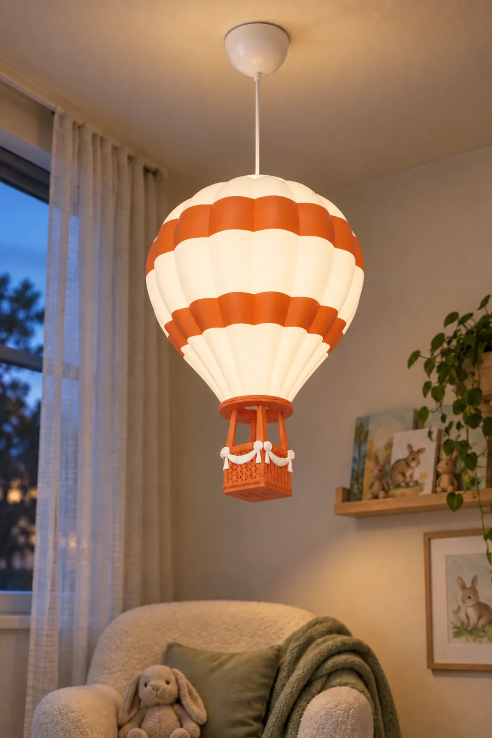 Turuncu Sıcak Hava Balonu Avize akşam okuma köşesinde yanarken